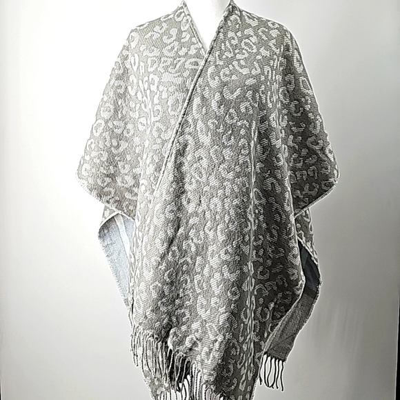 Chico's Reversible Shawl Gray Leopard + Light Blue & Gray Plaid Chevron w Fringe - Picture 1 of 9